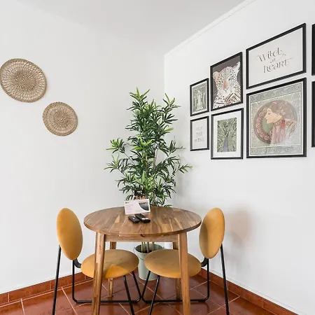 Guestready - Portrait With A View *