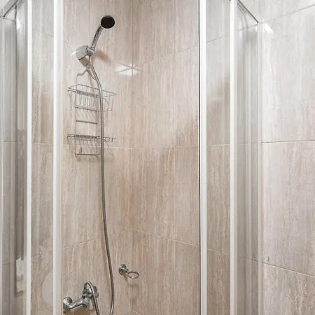 Guestready - Portrait With A View *