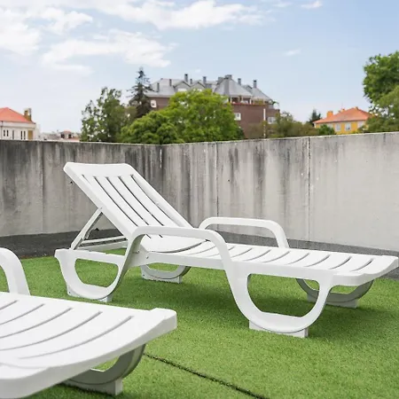 Guestready - Portrait With A View *