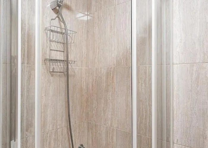 Guestready - Portrait With A View *